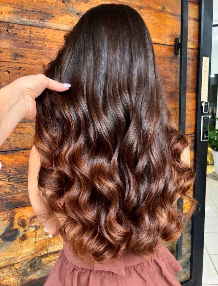 Loiro com ondas e movimento