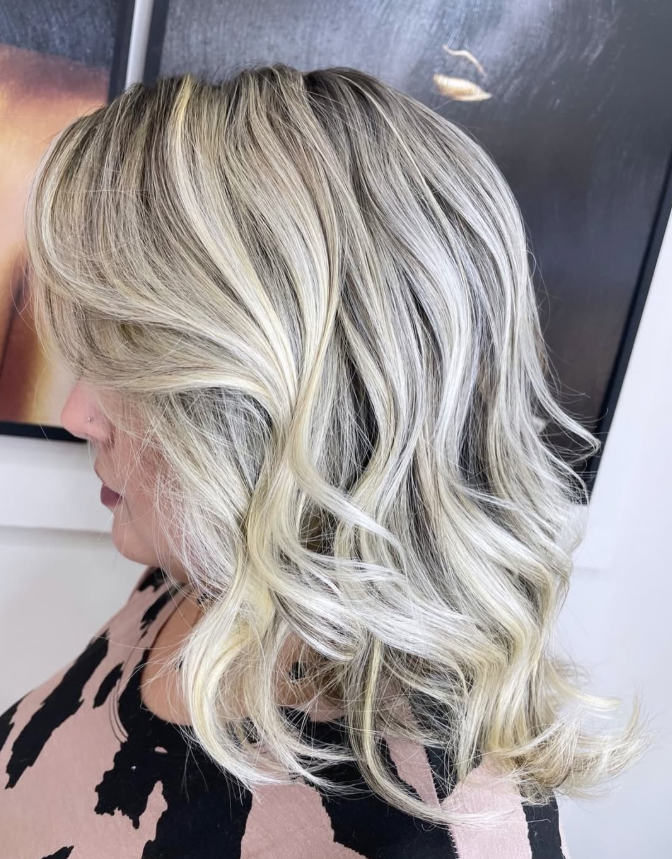 Loiro com ondas e movimento