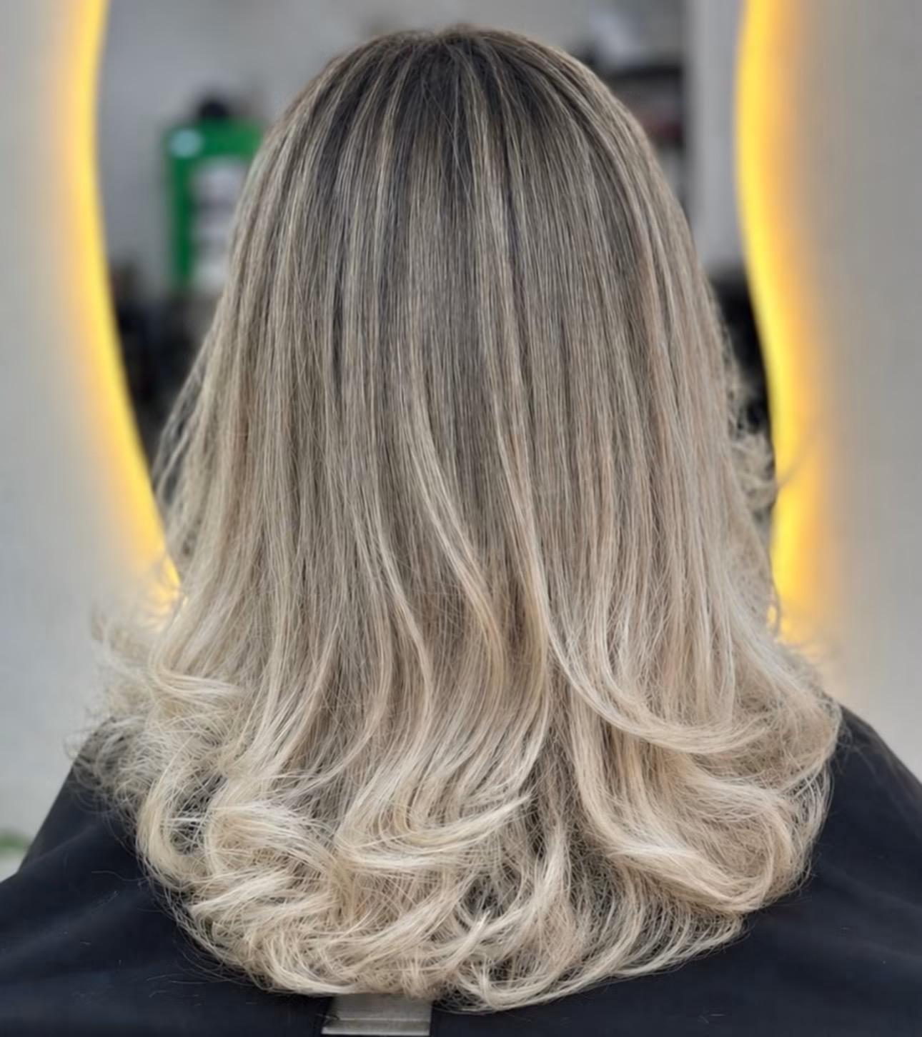Loiro longo em camadas